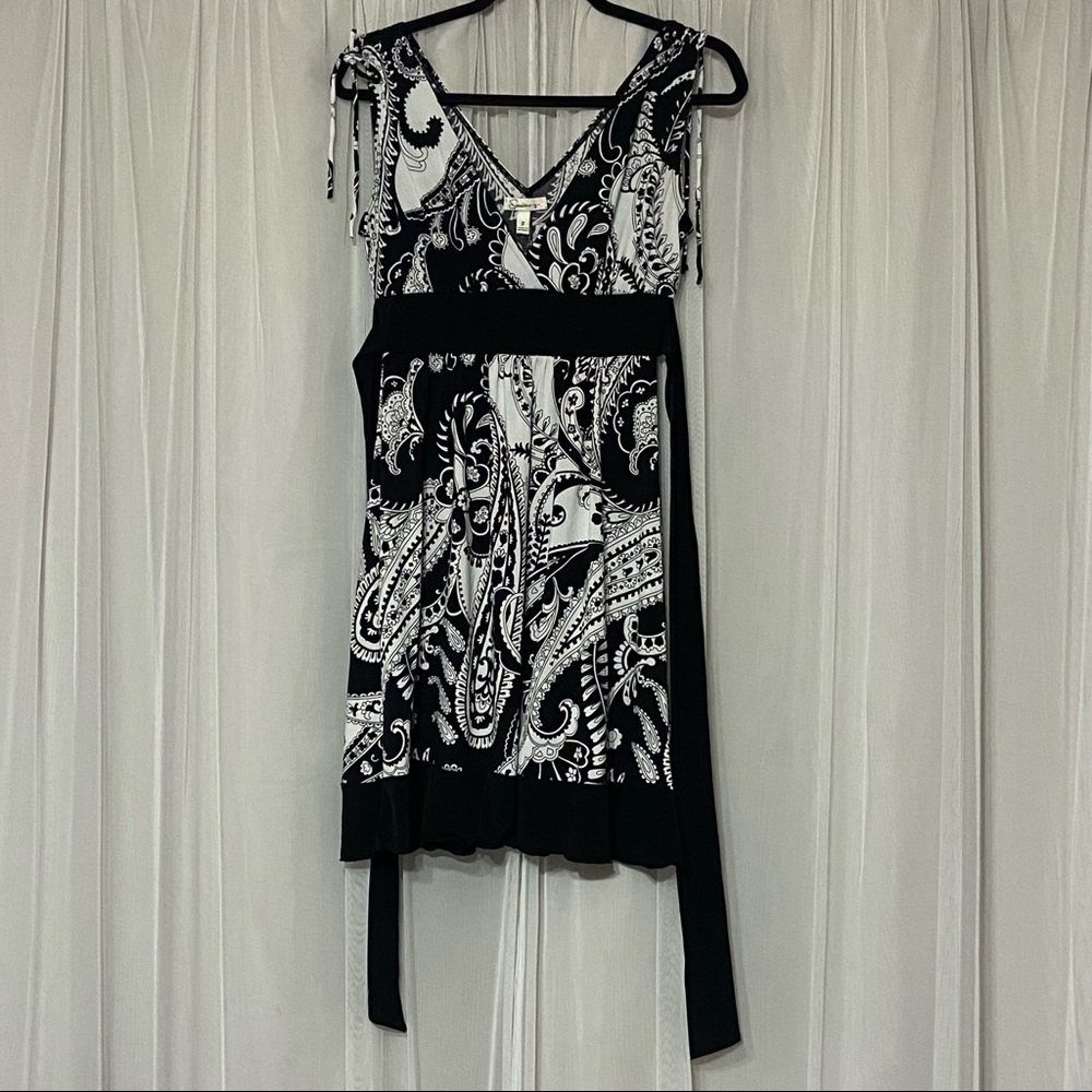 Speeckless Sleeveless Black and White V-Neck Dress🖤